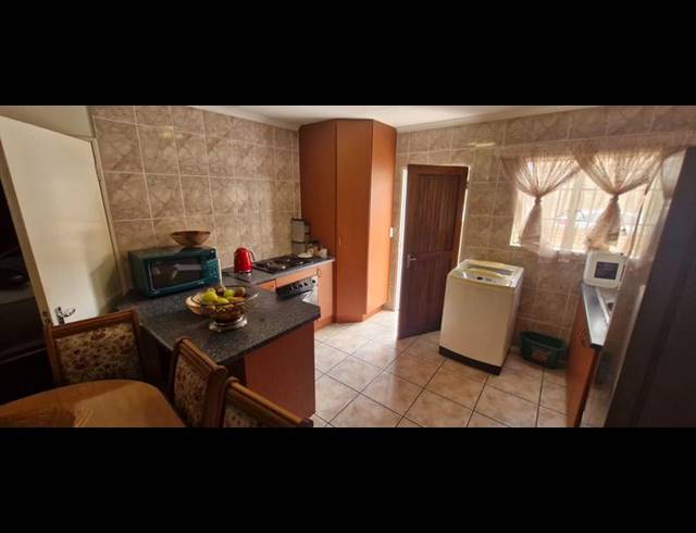 3 BEDROOM TOWNHOUSE FOR SALE IN KOSMOSDAL